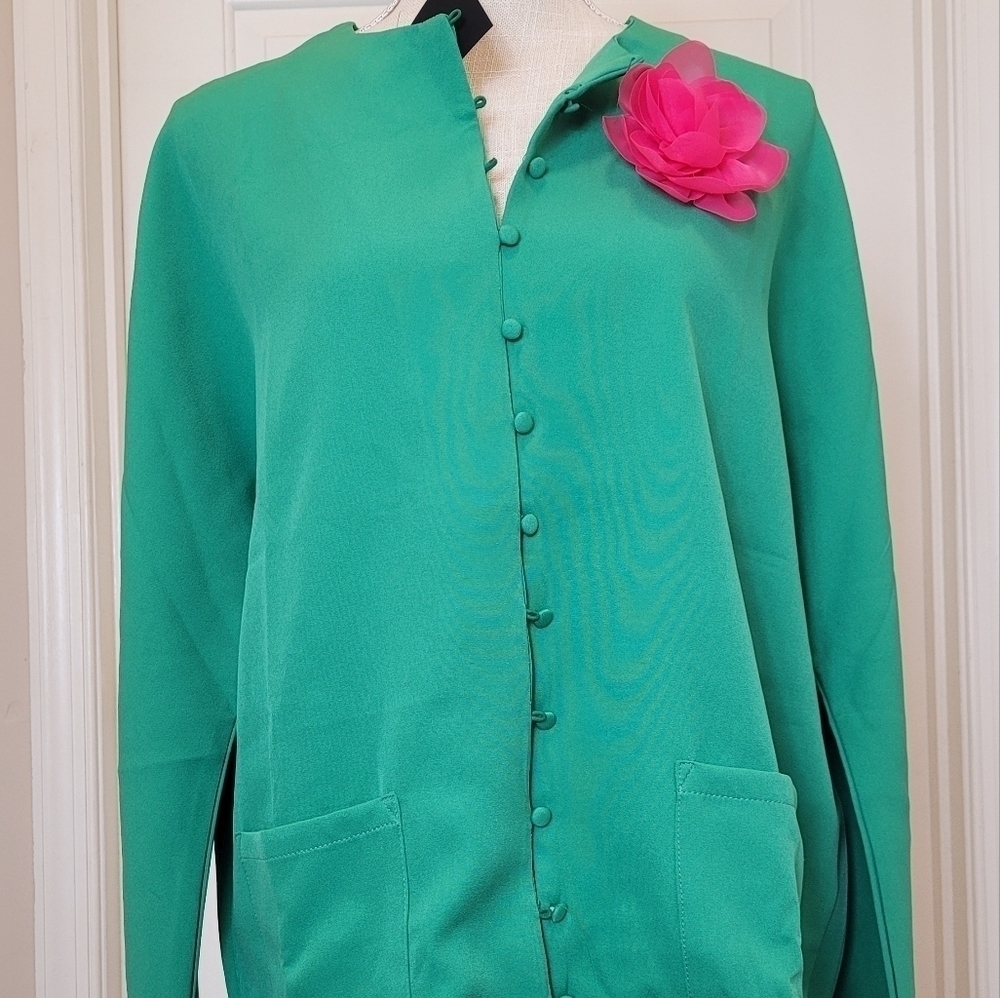 Blouse Green Button long Sleeve  size l.new  with tag